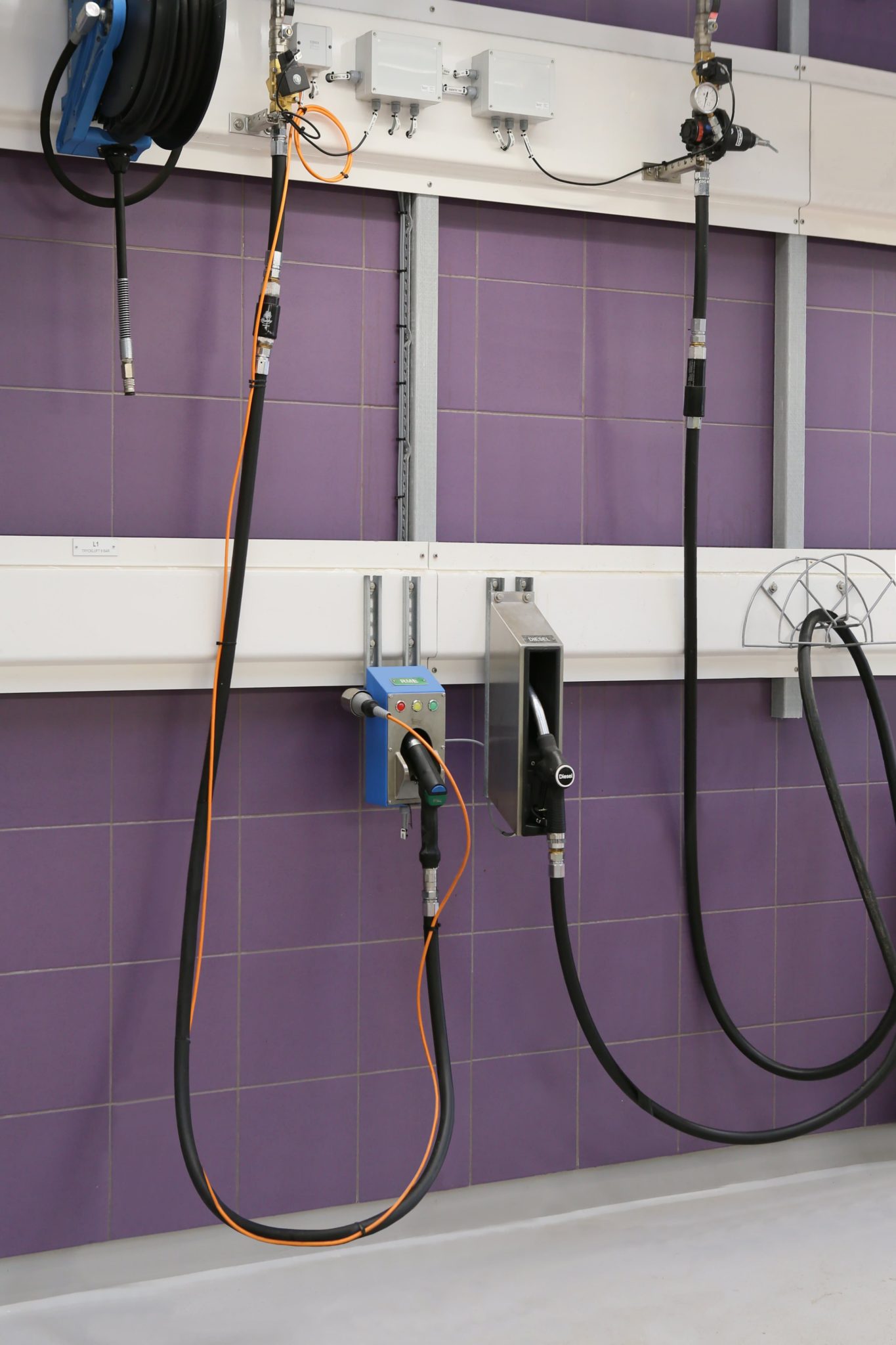 IMG IDENTIC Spill-free + Conventional Refueling Point RME Photo 170329 MT IMG IDENTIC Spill-free + Conventional Refueling Point RME Photo 170329 MT